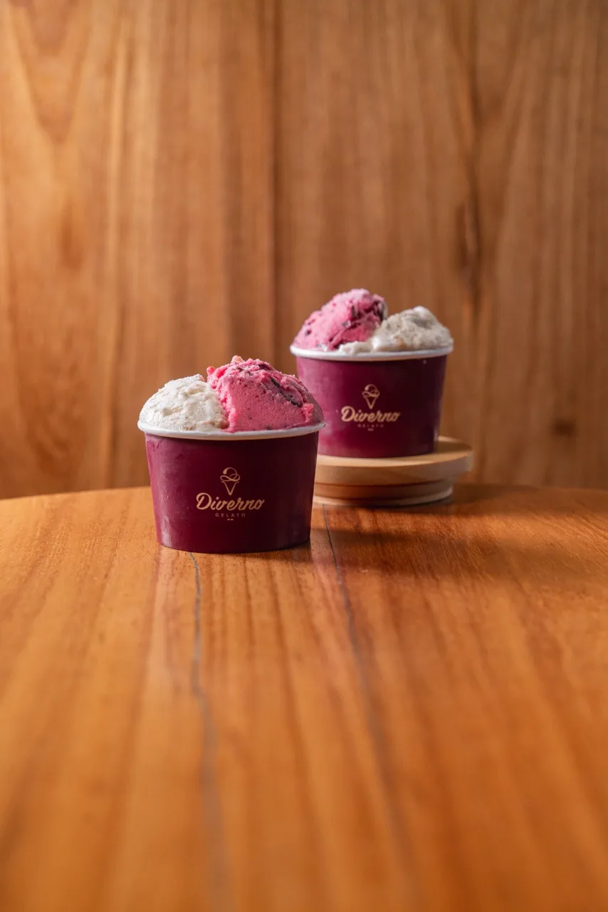 Gelato de pistache servido em pote da Diverno