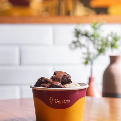 Pote Diverno com gelato e pedaços de brownie