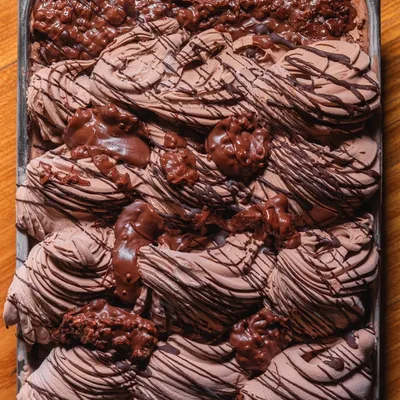 Cuba de gelato de chocolate coberta de brigadeiro e calda