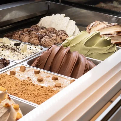 Vitrine da gelateria com as cubas de gelato alinhadas