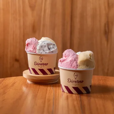 Dois potes Diverno com bolas de gelato de frutas vermelhas e creme
